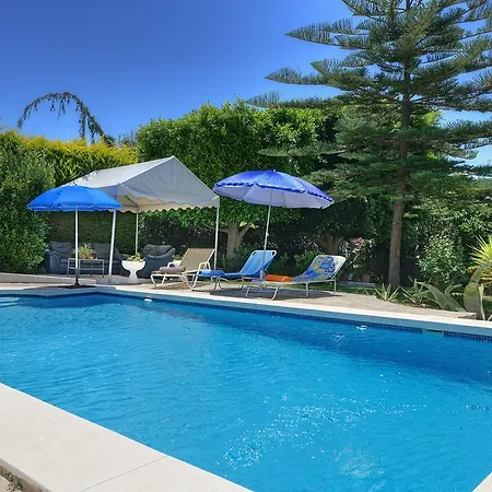 Victoria Poolside *